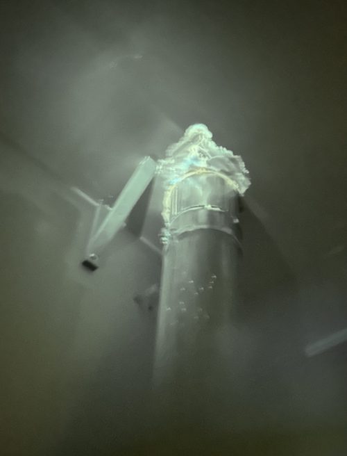 Fluoreszenzaufnahme eines Feuchtigkeitsschadens unter UV-Anregung